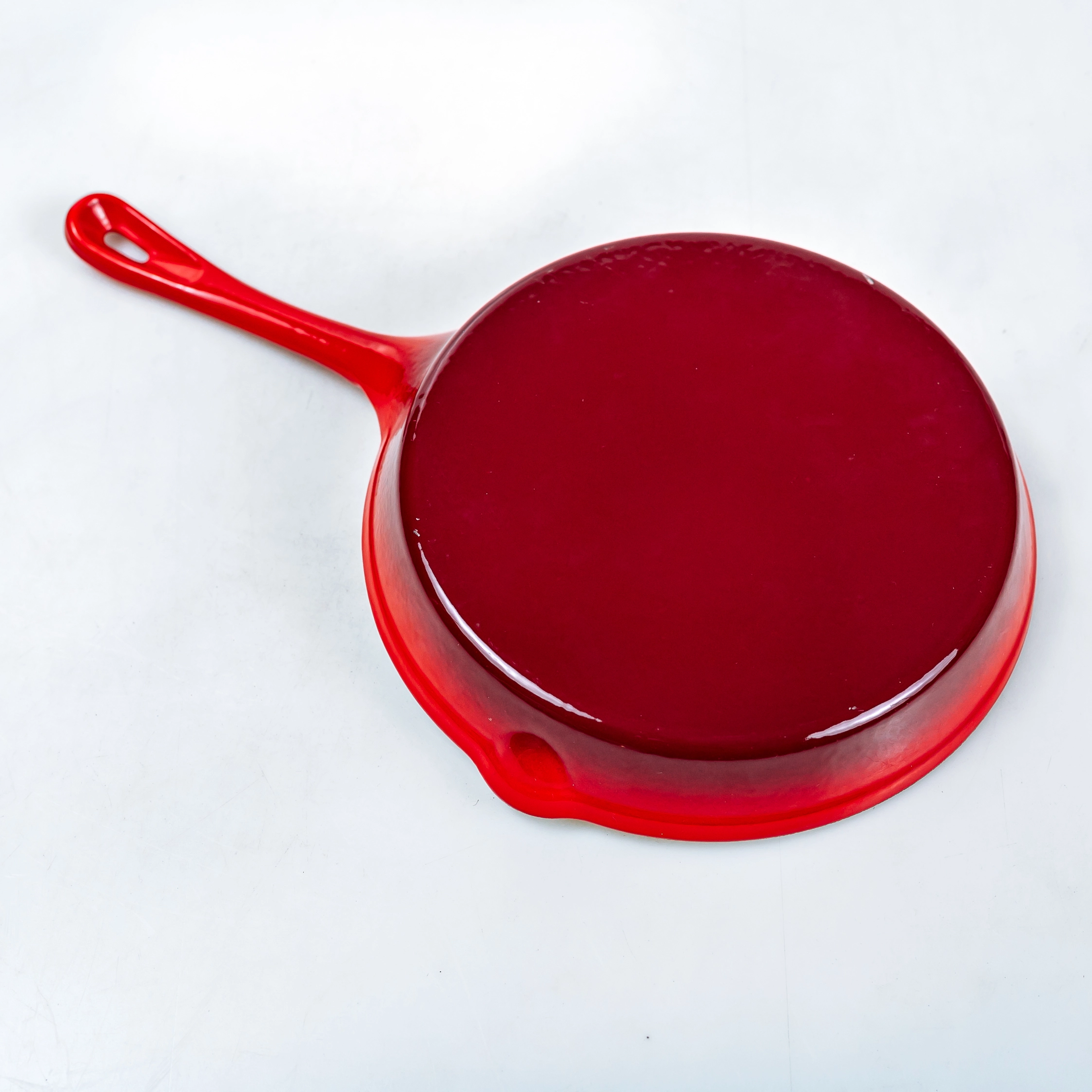 Круглая стеклянная верхняя красная эмалированная чугунная сковорода
